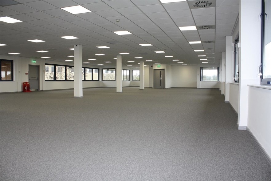 Woodlands, Bradley Stoke to rent - Interior Photo - Image 3 of 11