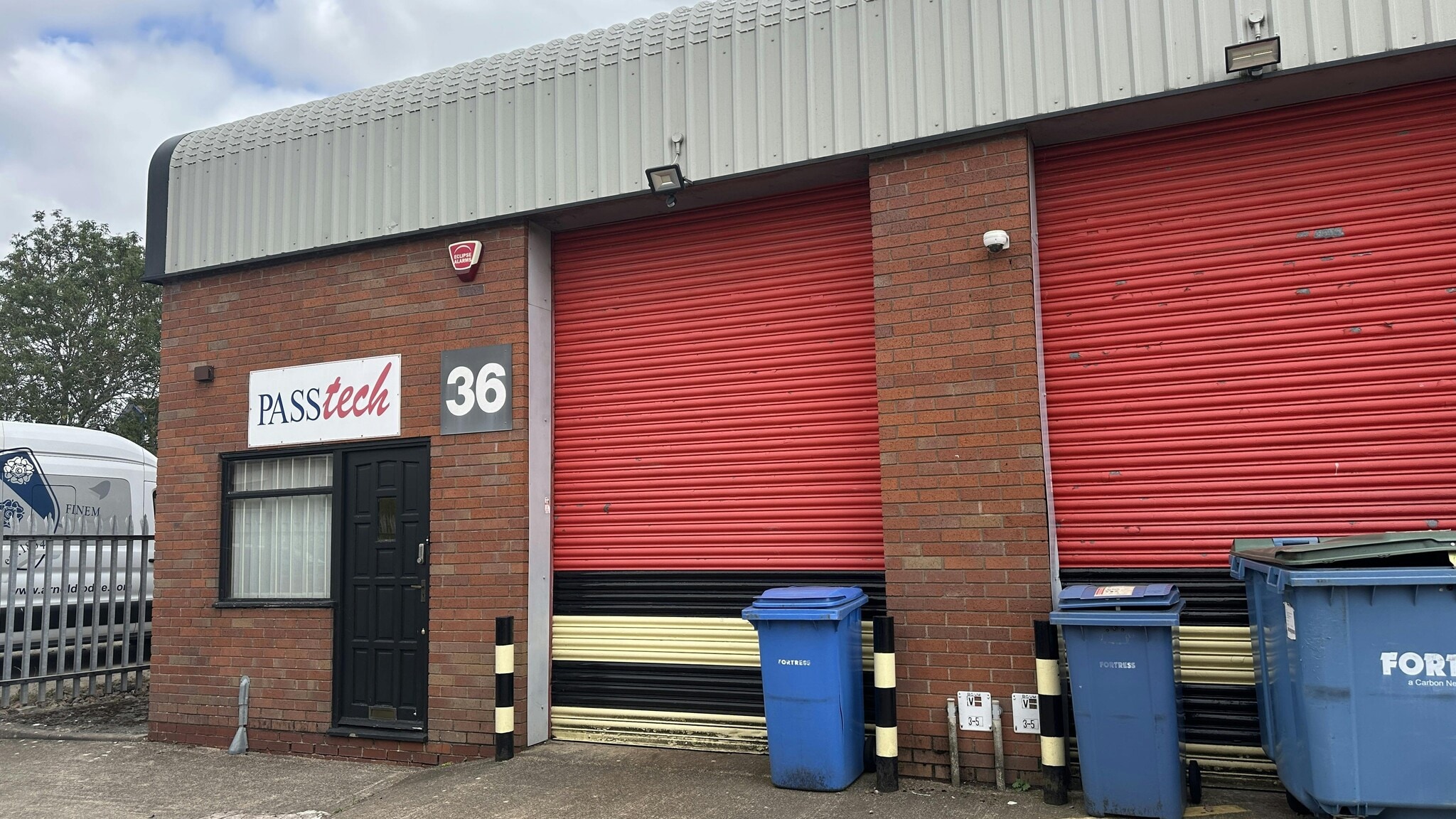 Hawkes Dr, Warwick to rent Building Photo- Image 1 of 12