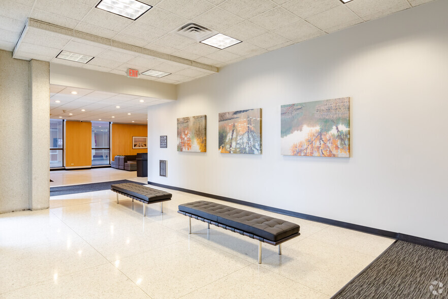 2454 E Dempster St, Des Plaines, IL for rent - Lobby - Image 2 of 9