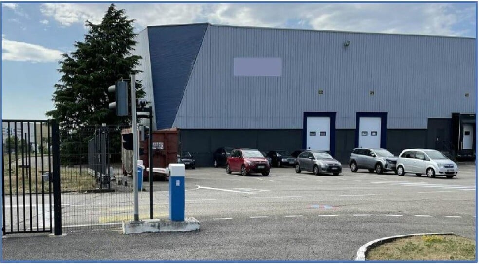 Industrial in Saint-Quentin-Fallavier to rent - Building Photo - Image 3 of 23