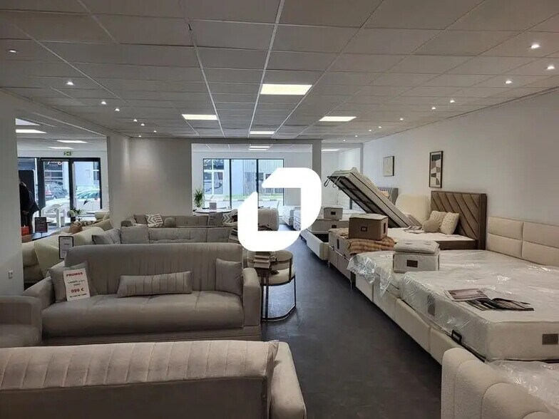 Retail in Mérignac to rent - Interior Photo - Image 3 of 7