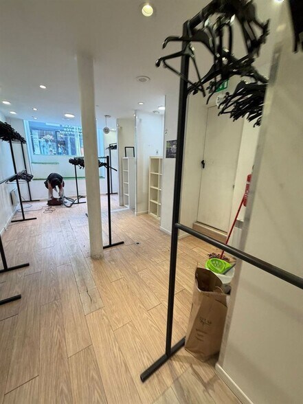 Retail in Paris to rent - Interior Photo - Image 1 of 5