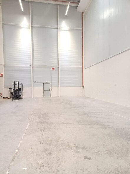 Industrial in Dos Hermanas, Sevilla to rent - Building Photo - Image 2 of 10