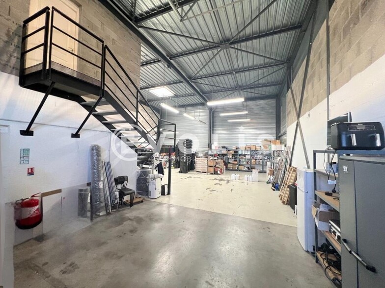 Light Industrial in Chassieu to rent - Interior Photo - Image 3 of 8
