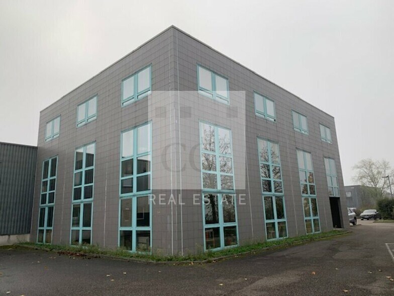 25 Rue Du 35eme Regiment D'Aviation, Bron for sale - Building Photo - Image 1 of 8