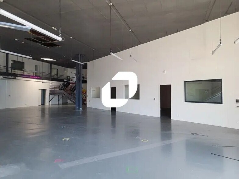 Retail in Mérignac to rent - Interior Photo - Image 2 of 12