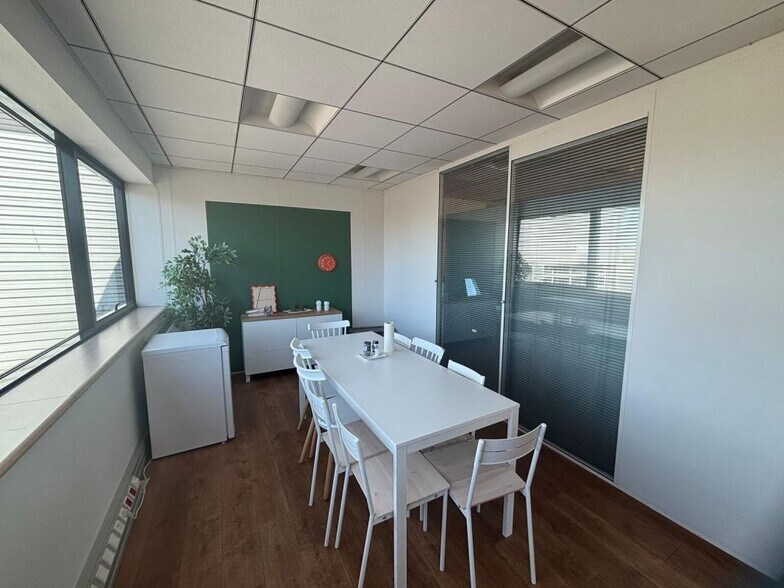Light Industrial in Gennevilliers to rent - Building Photo - Image 2 of 10