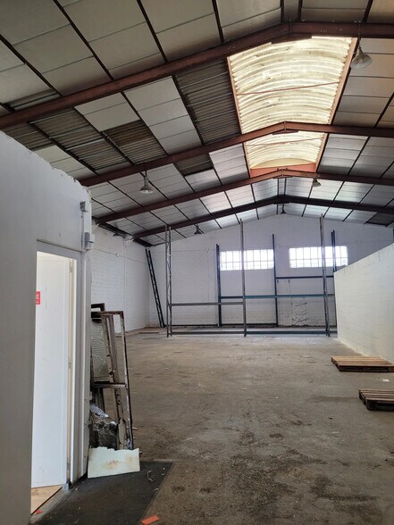 Light Industrial in Saint-Bonnet-de-Mure for sale - Interior Photo - Image 2 of 4