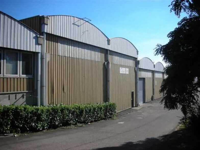 9 Rue Du Dauphiné, Saint-Priest to rent - Building Photo - Image 2 of 23