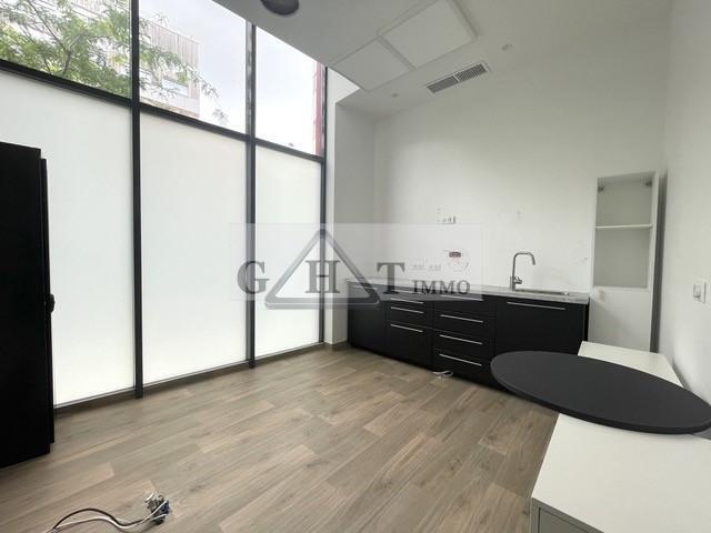 Retail in Ivry-sur-Seine to rent - Interior Photo - Image 3 of 9