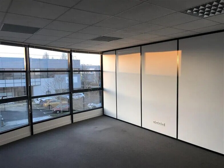 Light Industrial in Élancourt to rent - Building Photo - Image 2 of 4