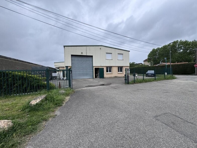 Industrial in Rillieux La Pape for sale - Building Photo - Image 2 of 9