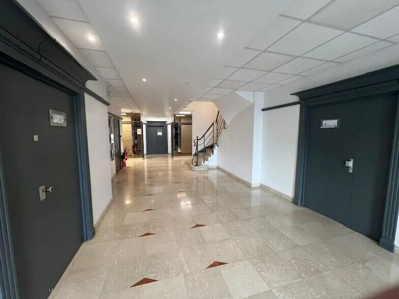 3 Avenue Du Québec, Villebon-sur-Yvette to rent - Lobby - Image 3 of 4