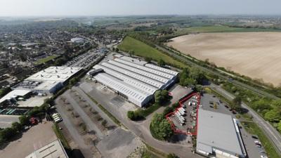 London Rd, Amesbury to rent - Building Photo - Image 2 of 17