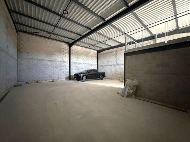 Light Industrial in Mornant to rent - Interior Photo - Image 3 of 8