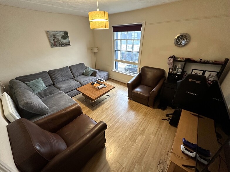 23 George St, Hove to rent - Interior Photo - Image 2 of 9