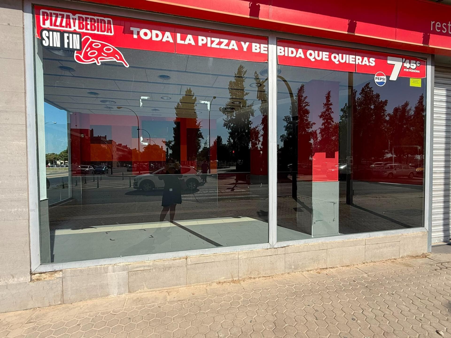 Retail in Seville, Sevilla to rent Building Photo- Image 1 of 23
