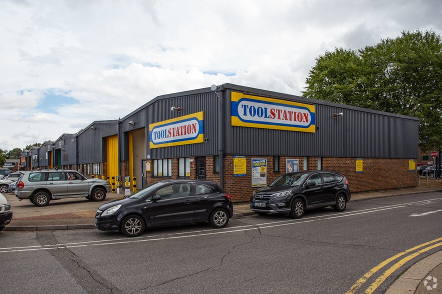 Kiln Ln, Epsom to rent - Building Photo - Image 3 of 5