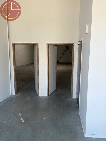 Industrial in Toulouse to rent - Interior Photo - Image 2 of 9