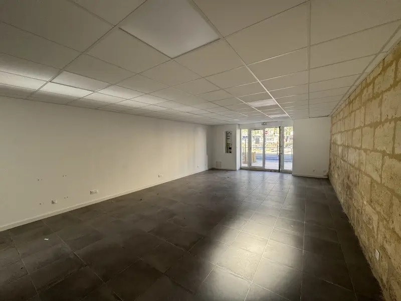 Location Commerce 76 m² - Photo 1