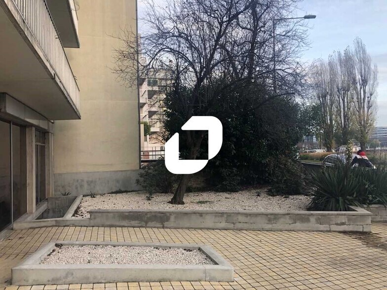 Office in Courbevoie for sale - Building Photo - Image 2 of 11