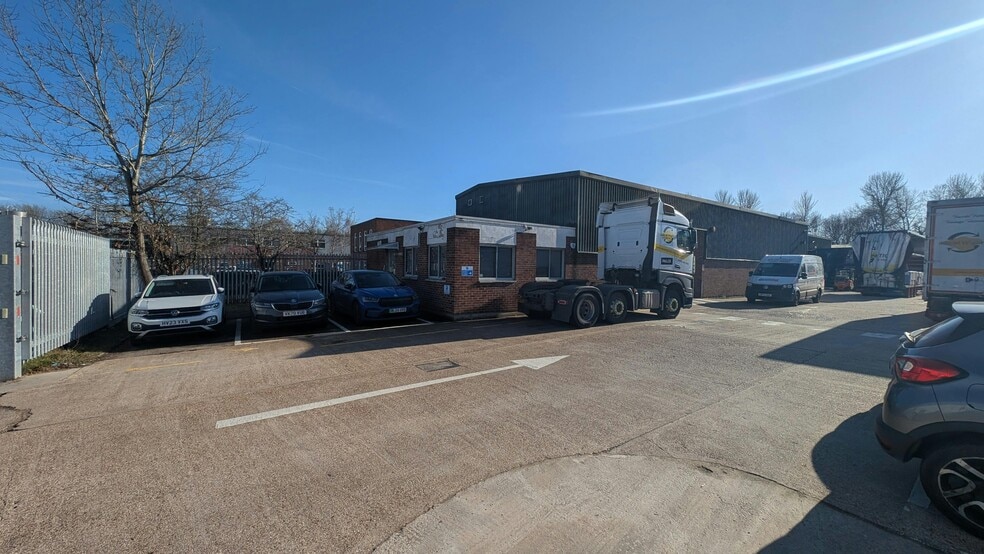 School Ln, Eastleigh to rent - Building Photo - Image 1 of 11