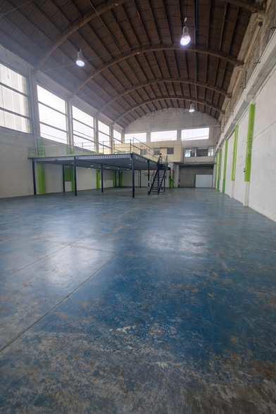Industrial in L'Hospitalet de Llobregat, Barcelona to rent - Building Photo - Image 3 of 9