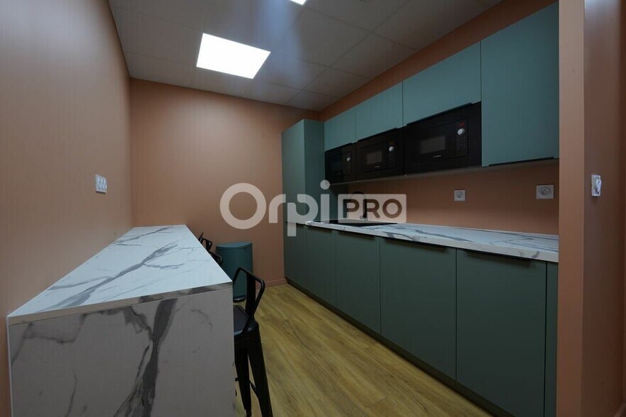 56 Avenue Lefèvre, Vaulx-en-Velin to rent - Building Photo - Image 2 of 6