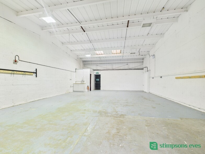 60 Singer Way, Kempston to rent - Building Photo - Image 3 of 7