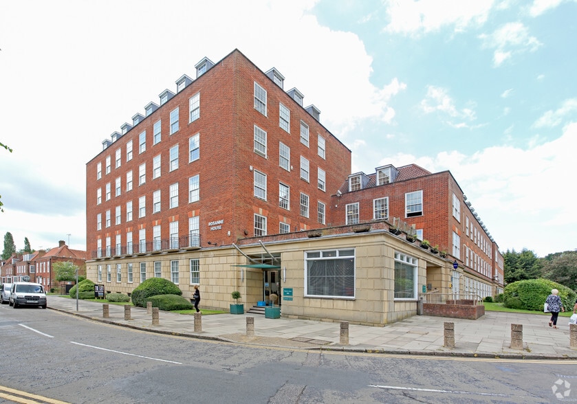 Parkway, Welwyn Garden City to rent - Building Photo - Image 3 of 5