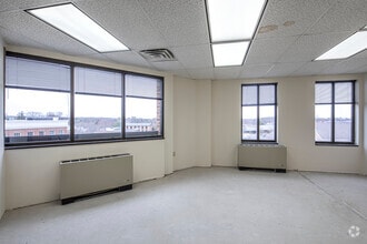 3975 University Dr, Fairfax, VA to rent Interior Photo- Image 2 of 6