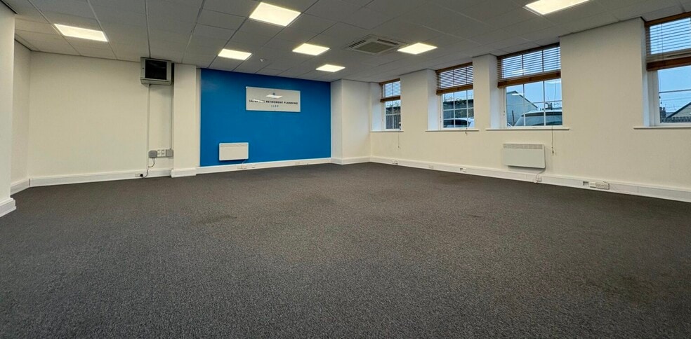 Suite 2 Peel Mills Commercial Street, Leeds to rent - Interior Photo - Image 3 of 8