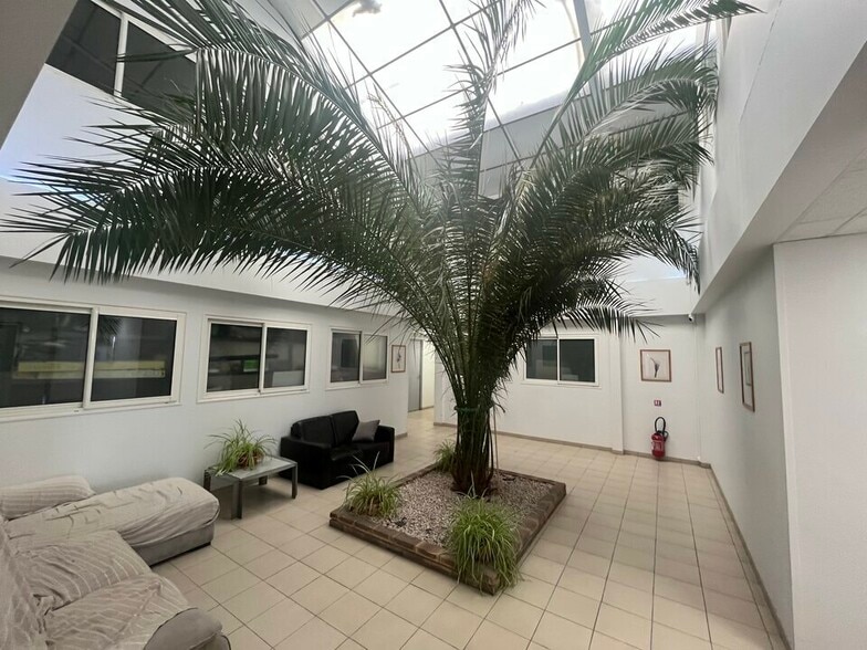 Office in Fontenay-sous-Bois to rent - Building Photo - Image 2 of 9