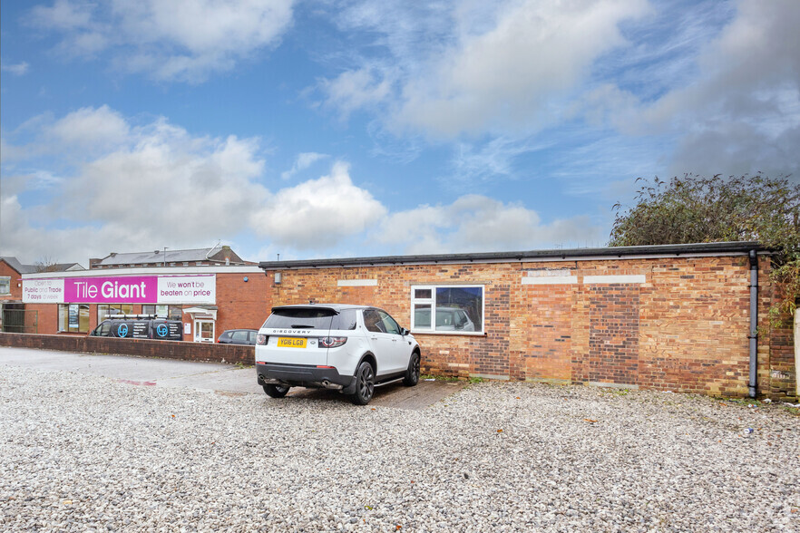 32 Waterloo Rd, Stoke On Trent for rent - Building Photo - Image 2 of 3