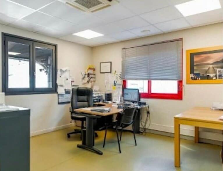 Light Industrial in Vénissieux to rent - Interior Photo - Image 2 of 11