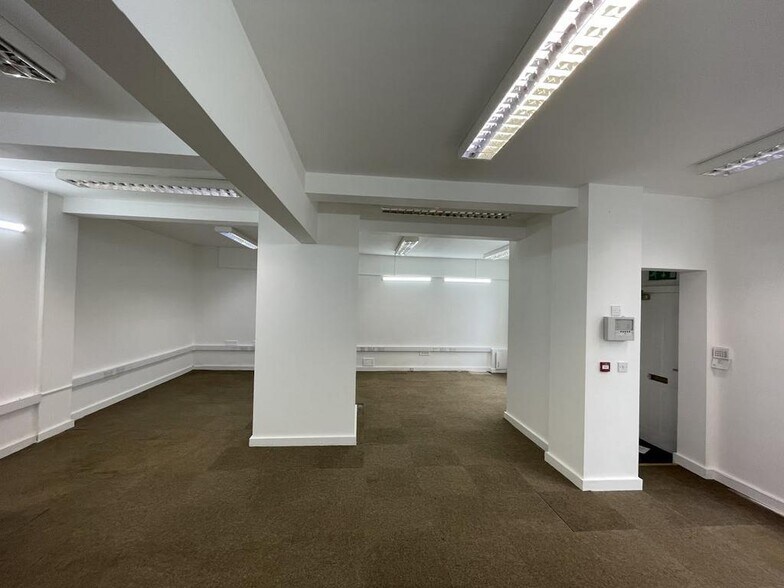 4 William Clowes St, Stoke On Trent to rent - Building Photo - Image 3 of 7