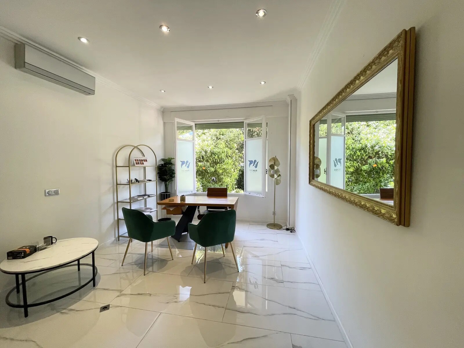 Office in Nice for sale Interior Photo- Image 1 of 9