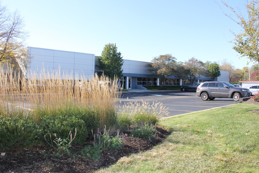 1935-1955 Techny Rd, Northbrook, IL for rent - Building Photo - Image 3 of 13