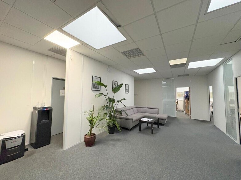 8 Rue De L'Angoumois, Argenteuil to rent - Building Photo - Image 2 of 13