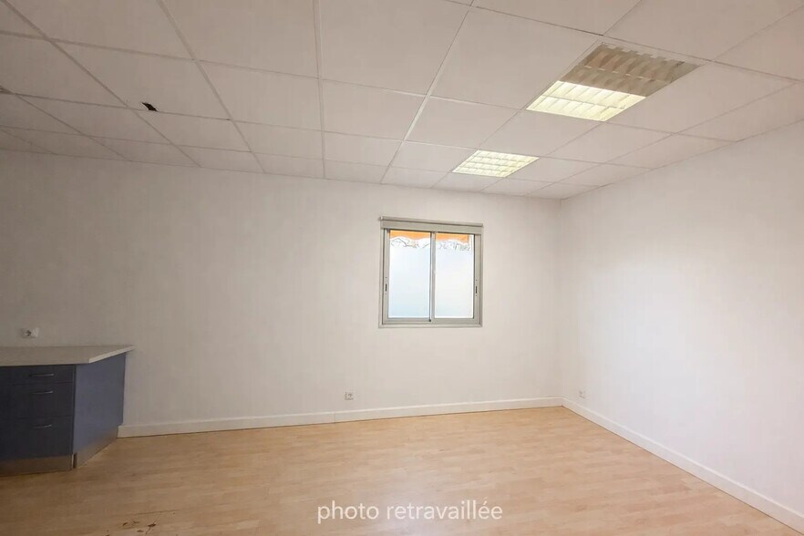 Retail in Sainte-Hélène for sale - Interior Photo - Image 3 of 5