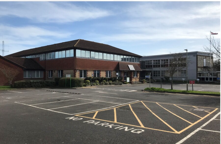 Penns Pl, Petersfield to rent Building Photo- Image 1 of 2