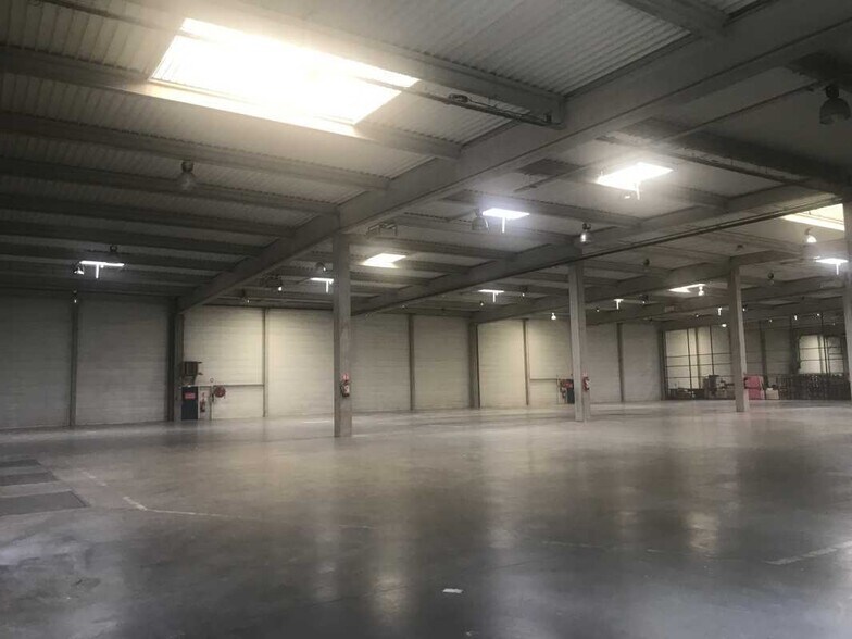 Industrial in Montigny-le-Bretonneux to rent - Interior Photo - Image 1 of 1