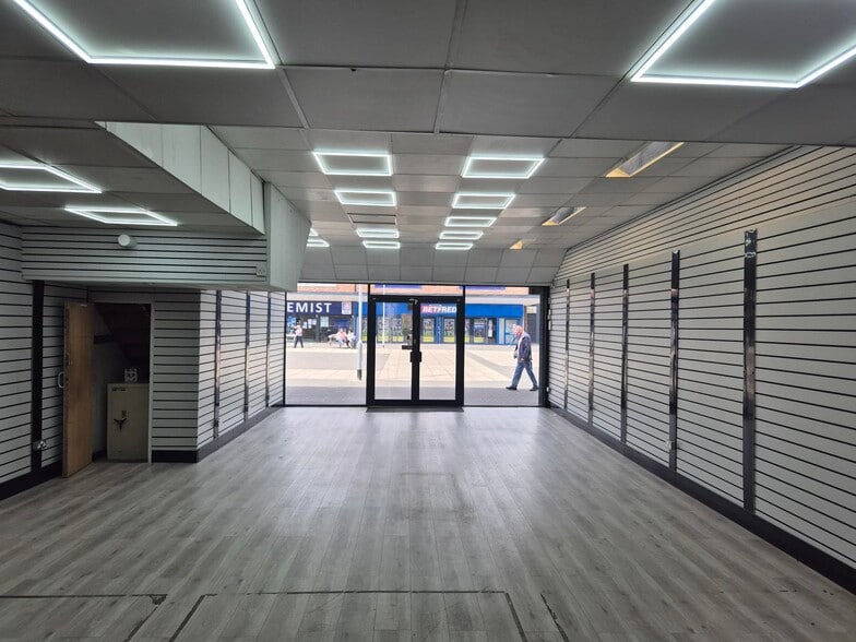 3-3A Marian Sq, Bootle to rent - Building Photo - Image 2 of 2