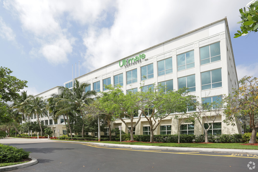 2400 N Commerce Pky, Weston, FL for rent - Primary Photo - Image 1 of 6