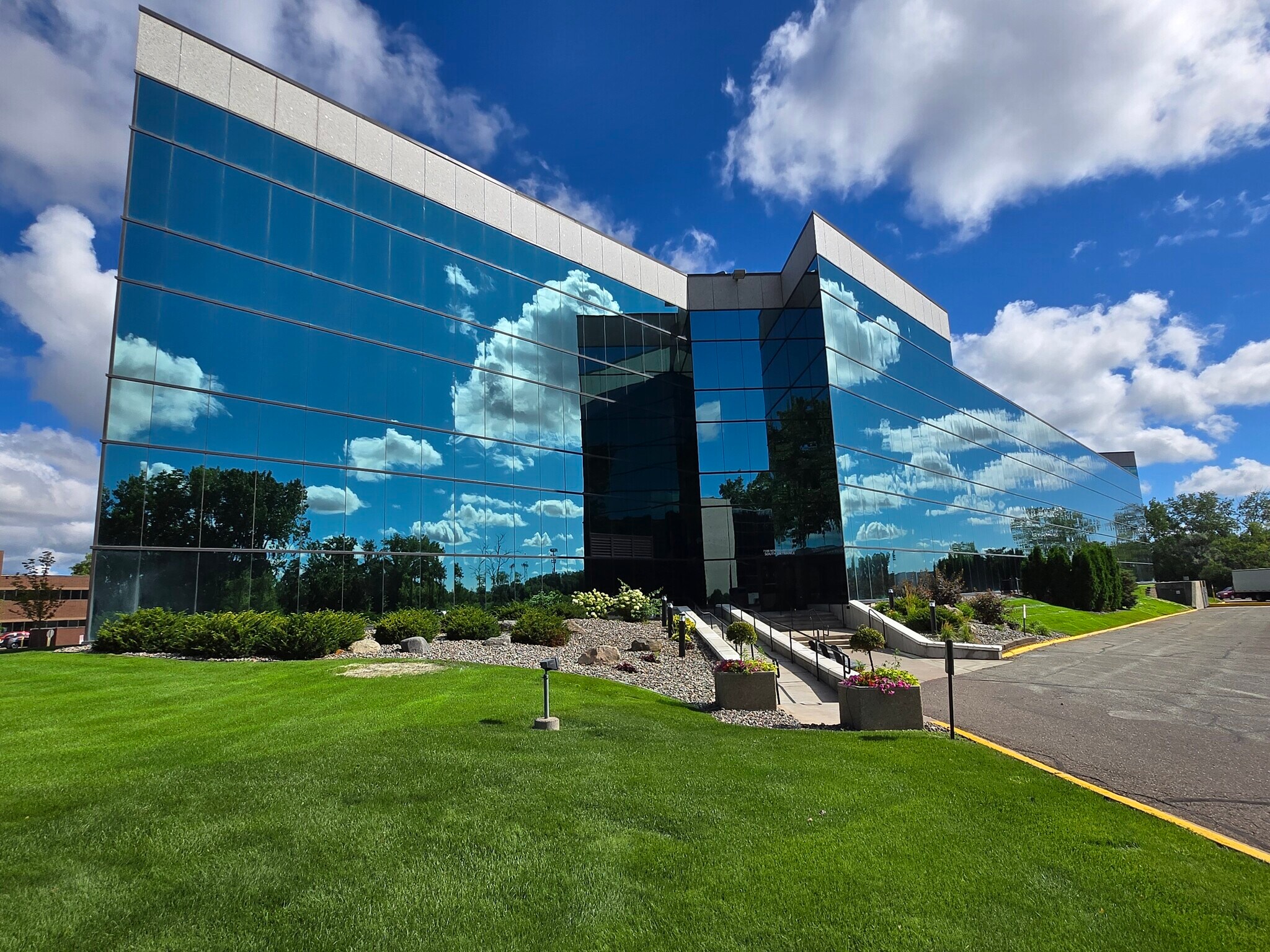 7100 Northland Cir N, Brooklyn Park, MN to rent Building Photo- Image 1 of 24