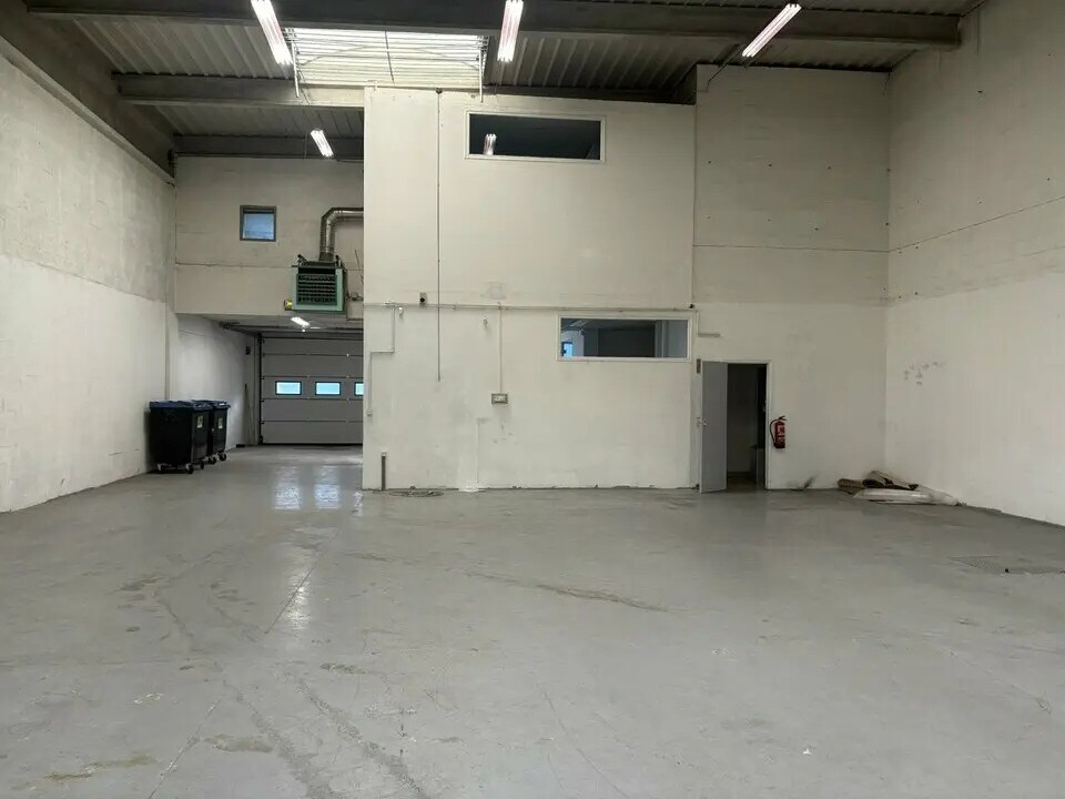 Light Industrial in Champs-sur-Marne to rent Interior Photo- Image 1 of 5
