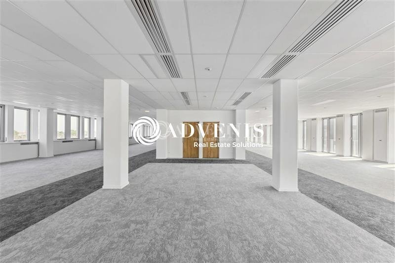 Office in Bobigny to rent - Building Photo - Image 2 of 12