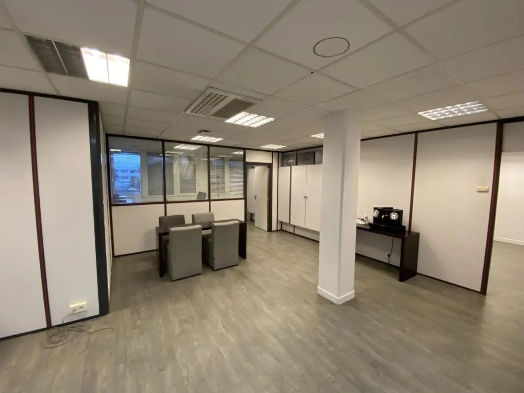 2-4 Rue Colonel Chambonnet, Bron to rent Building Photo- Image 1 of 6