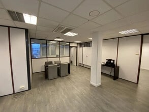 2-4 Rue Colonel Chambonnet, Bron to rent Building Photo- Image 1 of 6