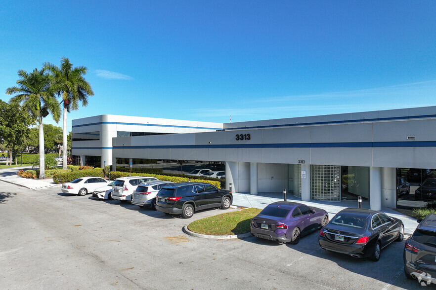 3313 W Commercial Blvd, Fort Lauderdale, FL for rent - Building Photo - Image 1 of 21